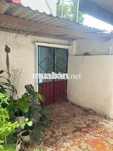 Gia đình cần bán nhà 3 tầng , vị trí đắc địa, không qua trung gian