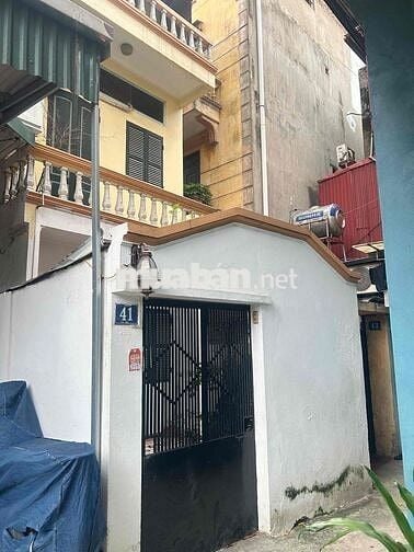 Gia đình cần bán nhà 3 tầng , vị trí đắc địa, không qua trung gian