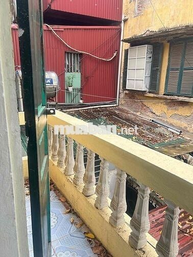 Gia đình cần bán nhà 3 tầng , vị trí đắc địa, không qua trung gian