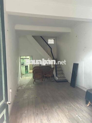 Gia đình cần bán nhà 3 tầng , vị trí đắc địa, không qua trung gian