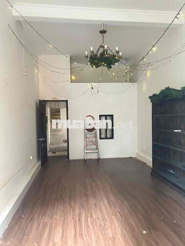 Gia đình cần bán nhà 3 tầng , vị trí đắc địa, không qua trung gian