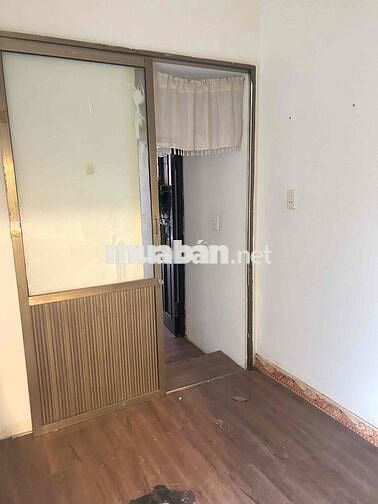 Gia đình cần bán nhà 3 tầng , vị trí đắc địa, không qua trung gian