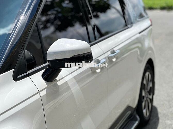 Kia Carnival 2023 Premium 2.2D 7S - 25000 km