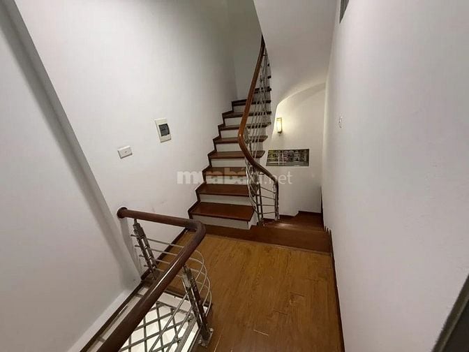 Bán nhà đẹp 4 tầng phố Ngọc Lâm ,ô tô tránh ,giá 9,8 tỷ