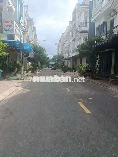 Bán nhà 2 lầu 4PN phú hồng thịnh 8 3ty9 bình chuẩn Thuận An TP HCM