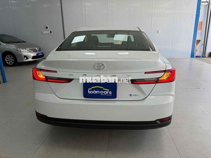 Toyota Camry 2025 2.5HV đi đúng 2000 km