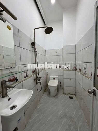 Tôi chính chủ cần bán gấp căn nhà ngay chợ bình chánh  4*15/60 m2,SHR,