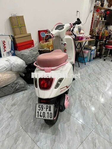 Vespa sprint trắng hồng 2024