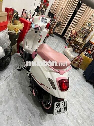 Vespa sprint trắng hồng 2024