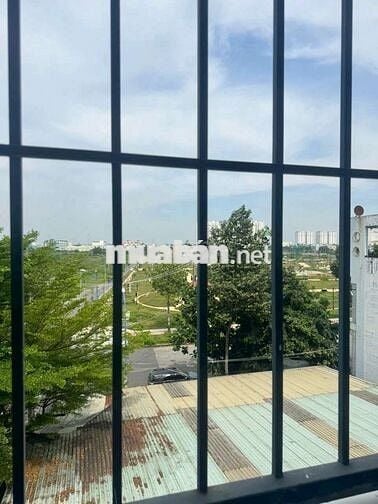 Nhà đẹp 4. 5x21m xd 1 trệt 3 lầu có thang máy đường 16m khu víp 38ha