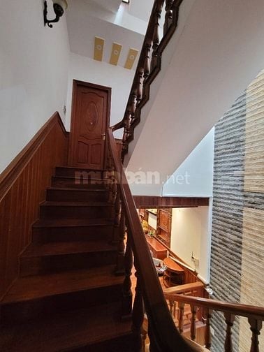 Nhà 5 tầng full gỗ cao cấp gõ đỏ dtsd 220m2 có hộc thang máy chỉ 12.9t