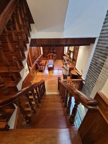 Nhà 5 tầng full gỗ cao cấp gõ đỏ dtsd 220m2 có hộc thang máy chỉ 12.9t
