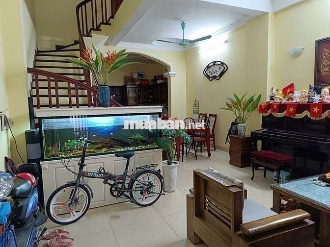 BÁN NHÀ  - THOÁNG TRƯỚC SAU - Ô CHỜ THANG MÁY - GẦN PHỐ - PHÂN LÔ