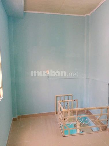 Cho thuê nhà nhỏ 2x4m có lầu, gần chợ Phạm Văn Hai, Tân Bình