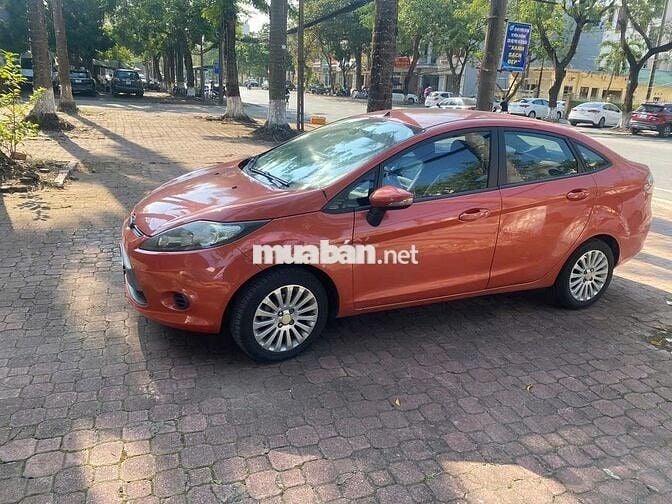 Ford Fiesta 2011 màu cam đỏ đã lăn bánh