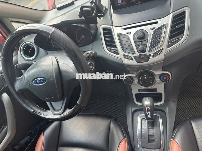 Ford Fiesta 2011 màu cam đỏ đã lăn bánh