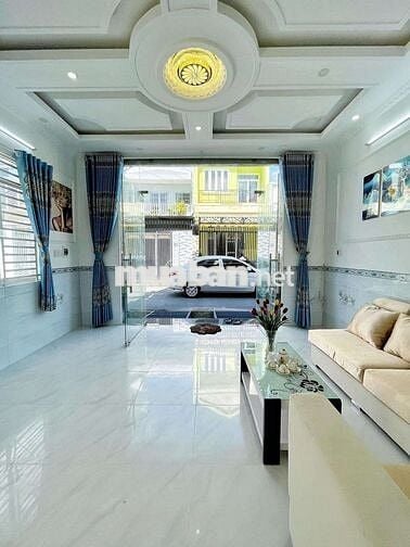 Nhà oto Đậu trước nhà. Hẻm 115 cmt8