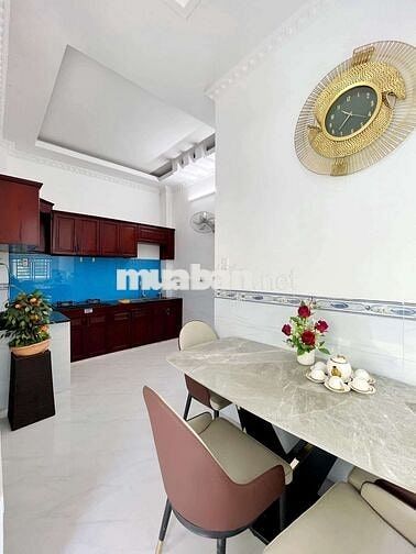 Nhà oto Đậu trước nhà. Hẻm 115 cmt8