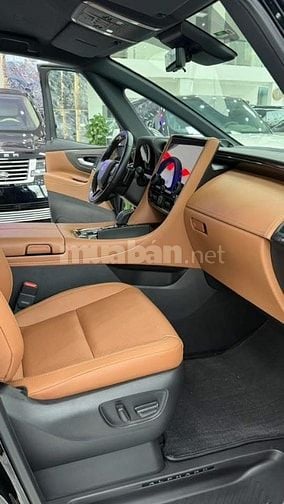 Bán Toyota Alphard sản xuất 2024, lăn bánh hơn 1 vạn Km, xe như mới.