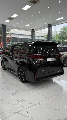 Bán Toyota Alphard sản xuất 2024, lăn bánh hơn 1 vạn Km, xe như mới.