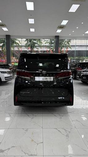 Bán Toyota Alphard sản xuất 2024, lăn bánh hơn 1 vạn Km, xe như mới.
