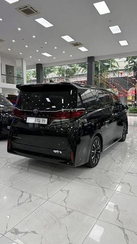 Bán Toyota Alphard sản xuất 2024, lăn bánh hơn 1 vạn Km, xe như mới.