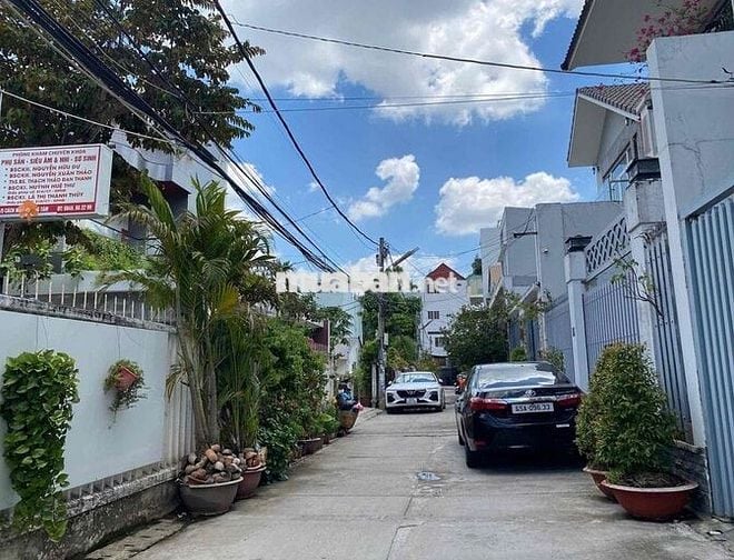 Nhà trệt lầu có sân thượng hẻm đường CMT8 gần bệnh viện Phụ Sản