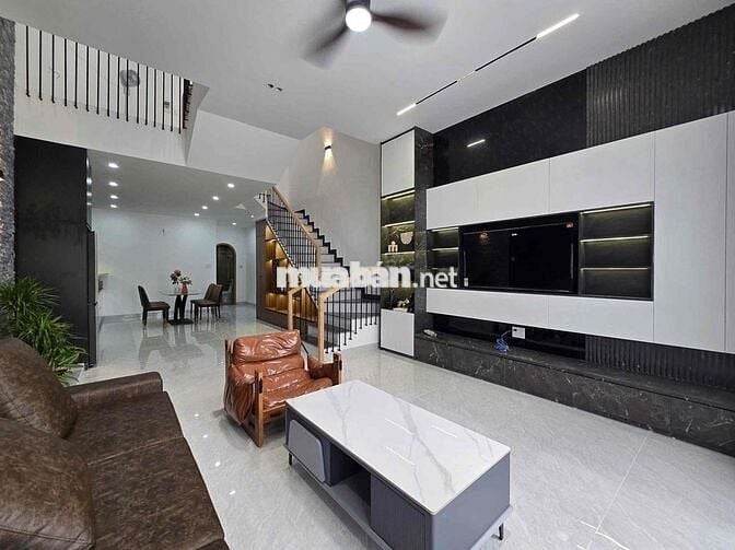 Bán nhà 3 tầng mới xây ngay trước mặt là công viên Hoà Xuân, Đà Nẵng
