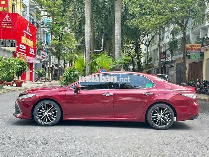 Chính chủ bán Toyota Camry 2.0Q lướt 6 vạn 2022