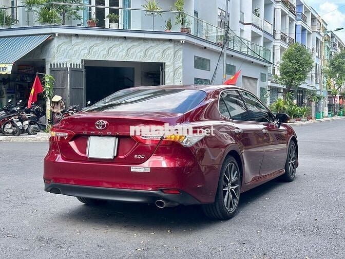 Chính chủ bán Toyota Camry 2.0Q lướt 6 vạn 2022