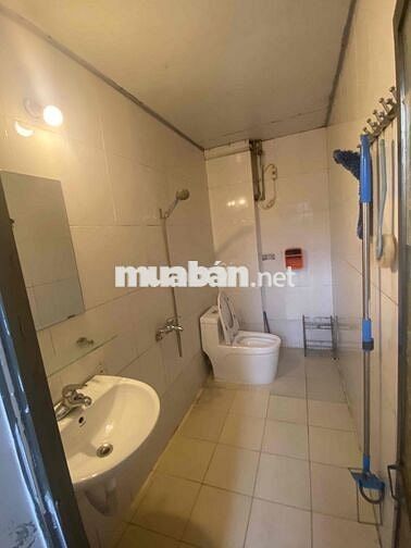 nhá ở mặt ngõ, dt 48 m2, 1 ngủ, kp. khách, bếp, vệ sinh đủ,