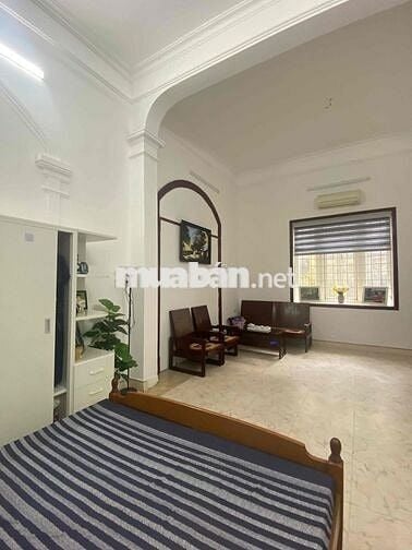 nhá ở mặt ngõ, dt 48 m2, 1 ngủ, kp. khách, bếp, vệ sinh đủ,