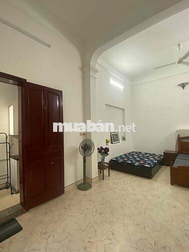 nhá ở mặt ngõ, dt 48 m2, 1 ngủ, kp. khách, bếp, vệ sinh đủ,
