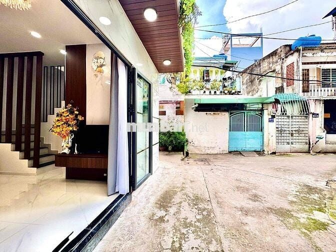 Nhà Mới Hoàng Hoa Thám sát hẻm xe hơi