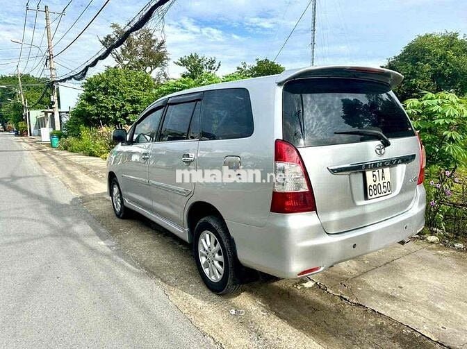 Toyota Innova 2014 2.0E - 100000 km
