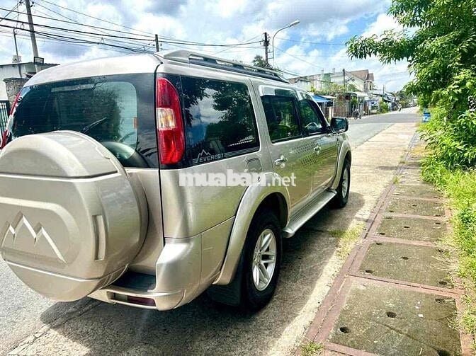 Ford Everest 2010 2.6L 4x4 MT - 90000 km