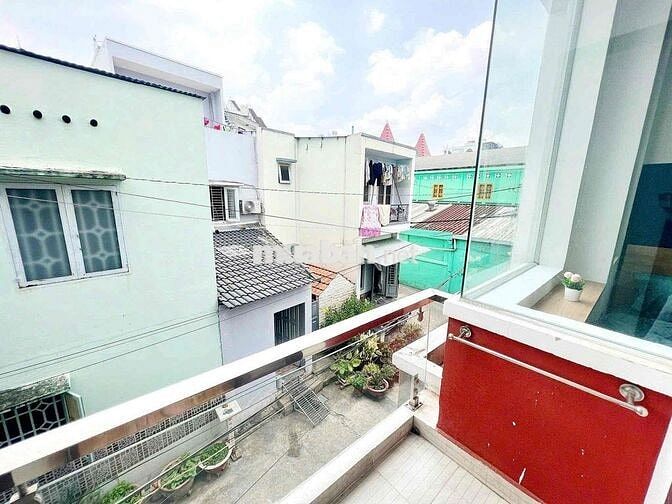 phòng full nội thất Ban Công lầu 1