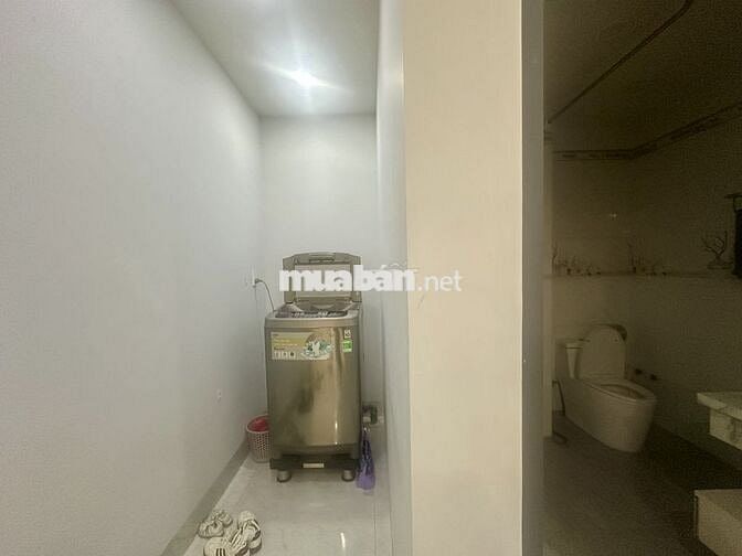 Căn hộ 2PN 1WC (70m2), sẵn nội thất, có thang máy, hầm xe. Chỉ 10 tr