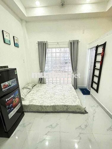 CHO THUÊ PHÒNG CỬA SỔ TO, NỘI THẤT MỚI NGAY VÒNG XOAY DÂN CHỦ, GẦN UEH