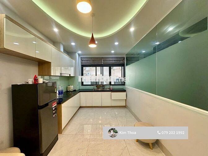 Căn hộ 2PN 1WC (70m2), sẵn nội thất, có thang máy, hầm xe. Chỉ 10 tr
