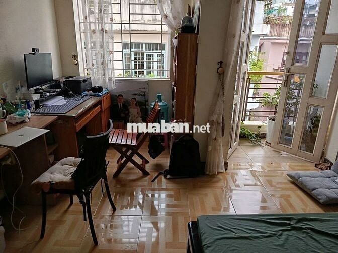Căn hộ 1 phòng ngủ tách bếp có cửa sổ ban công