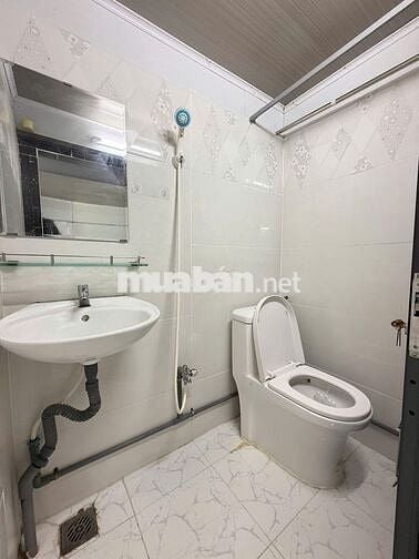 Cho thuê căn hộ studio cửa sổ trời tính điện nước - gần Vincom, Q1, Q4