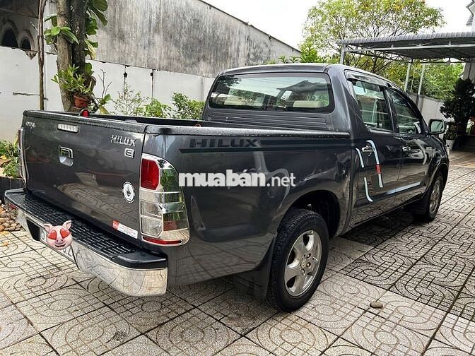 Toyota Hilux 2012 2.5E 4x2 MT - 122000 km