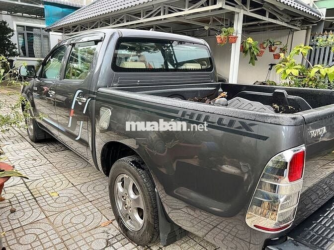 Toyota Hilux 2012 2.5E 4x2 MT - 122000 km