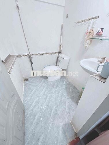 Cho thuê 6tr5 /tháng: mặt bằng + có phòng ở riêng biệt hẻm xe tải 4A/4