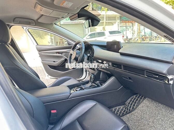 Mazda 3 bản luxury sx 2022 màu trắng