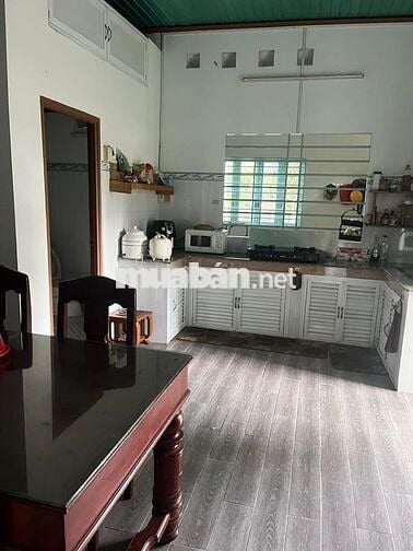 NHÀ GIA ĐÌNH Ở-950M2-3 PHÒNG NGỦ GẦN BỆNH VIỆN, TRƯỜNG HỌC, CHỢ.