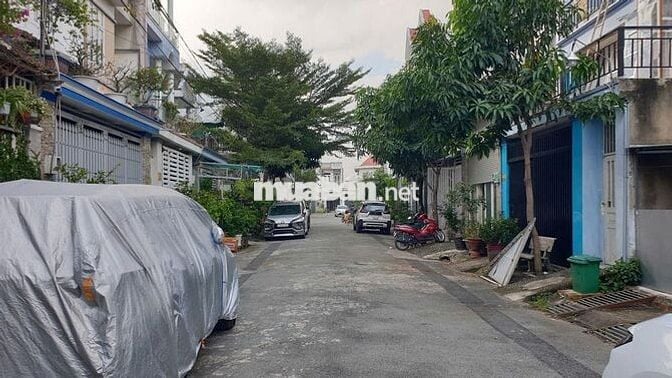 HOT- Bán gấp nhà 3 lầu DT 7m x 14m, đường 8m, gần chợ Đại Hải Hóc Môn