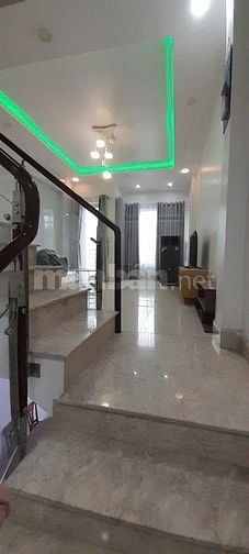 Nhà mặt tiền, gần chợ trường học bệnh viện, 4 tầng vào ở ngay