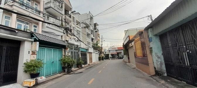 Nhà mặt tiền, gần chợ trường học bệnh viện, 4 tầng vào ở ngay